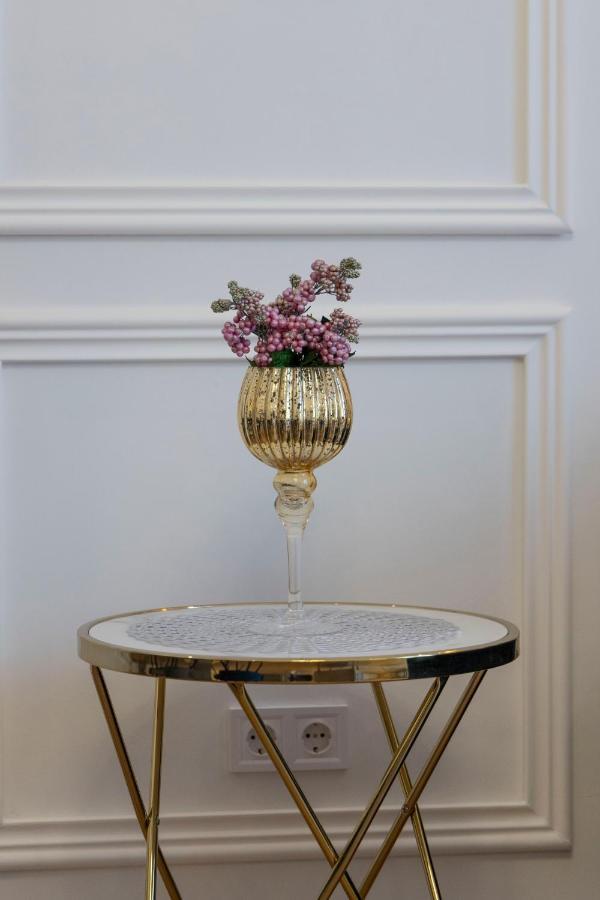 Luxurious Central Grand Home W/ 3Bedrm 2Bathrm ブダペスト エクステリア 写真