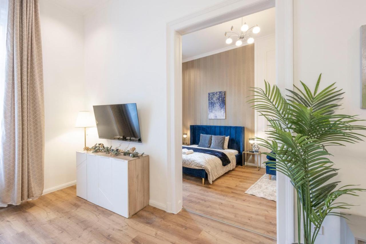 Luxurious Central Grand Home W/ 3Bedrm 2Bathrm ブダペスト エクステリア 写真