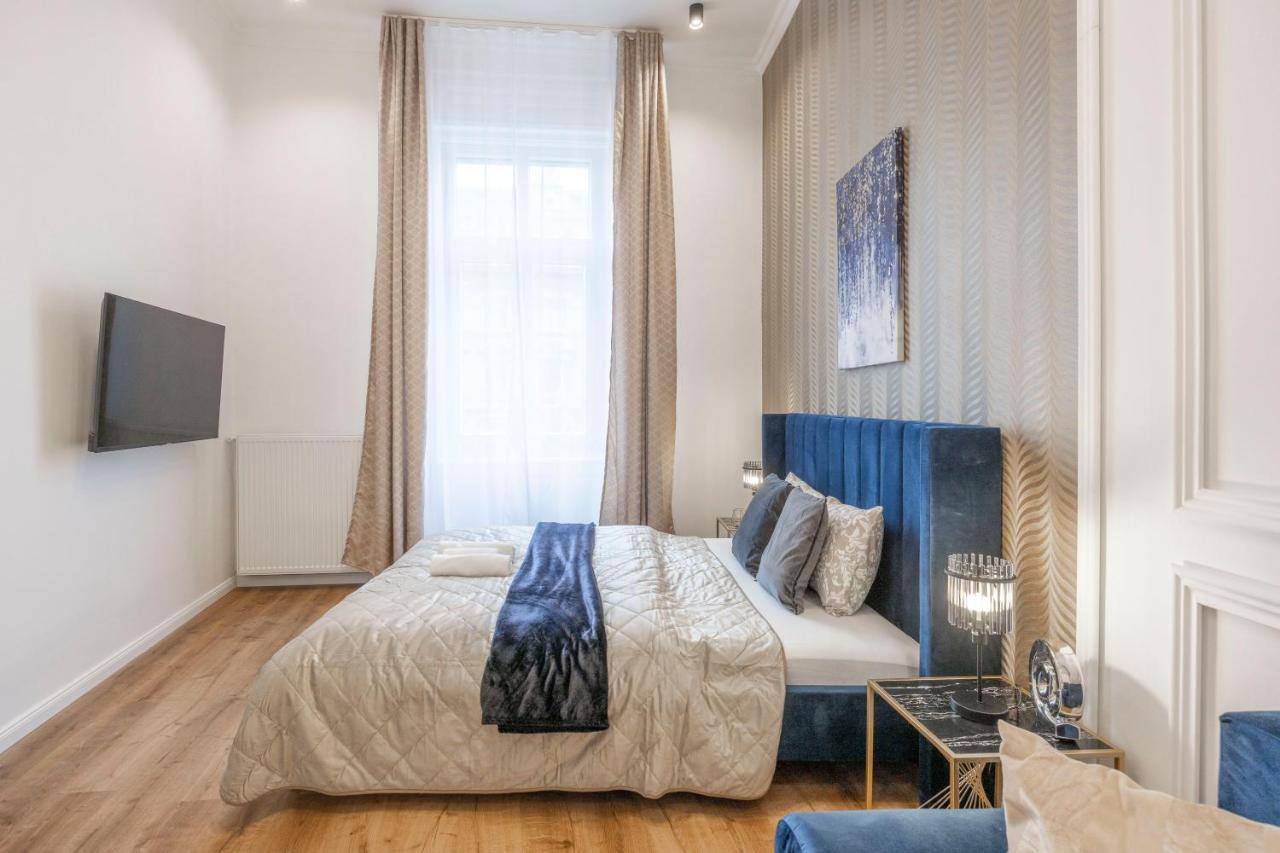 Luxurious Central Grand Home W/ 3Bedrm 2Bathrm ブダペスト エクステリア 写真