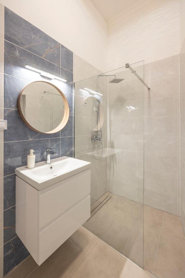 Luxurious Central Grand Home W/ 3Bedrm 2Bathrm ブダペスト エクステリア 写真