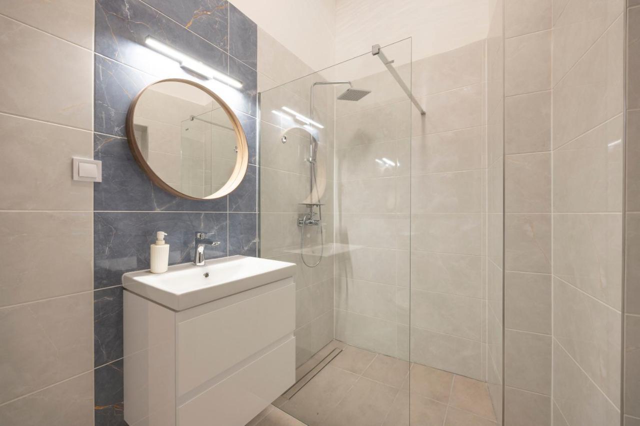 Luxurious Central Grand Home W/ 3Bedrm 2Bathrm ブダペスト エクステリア 写真